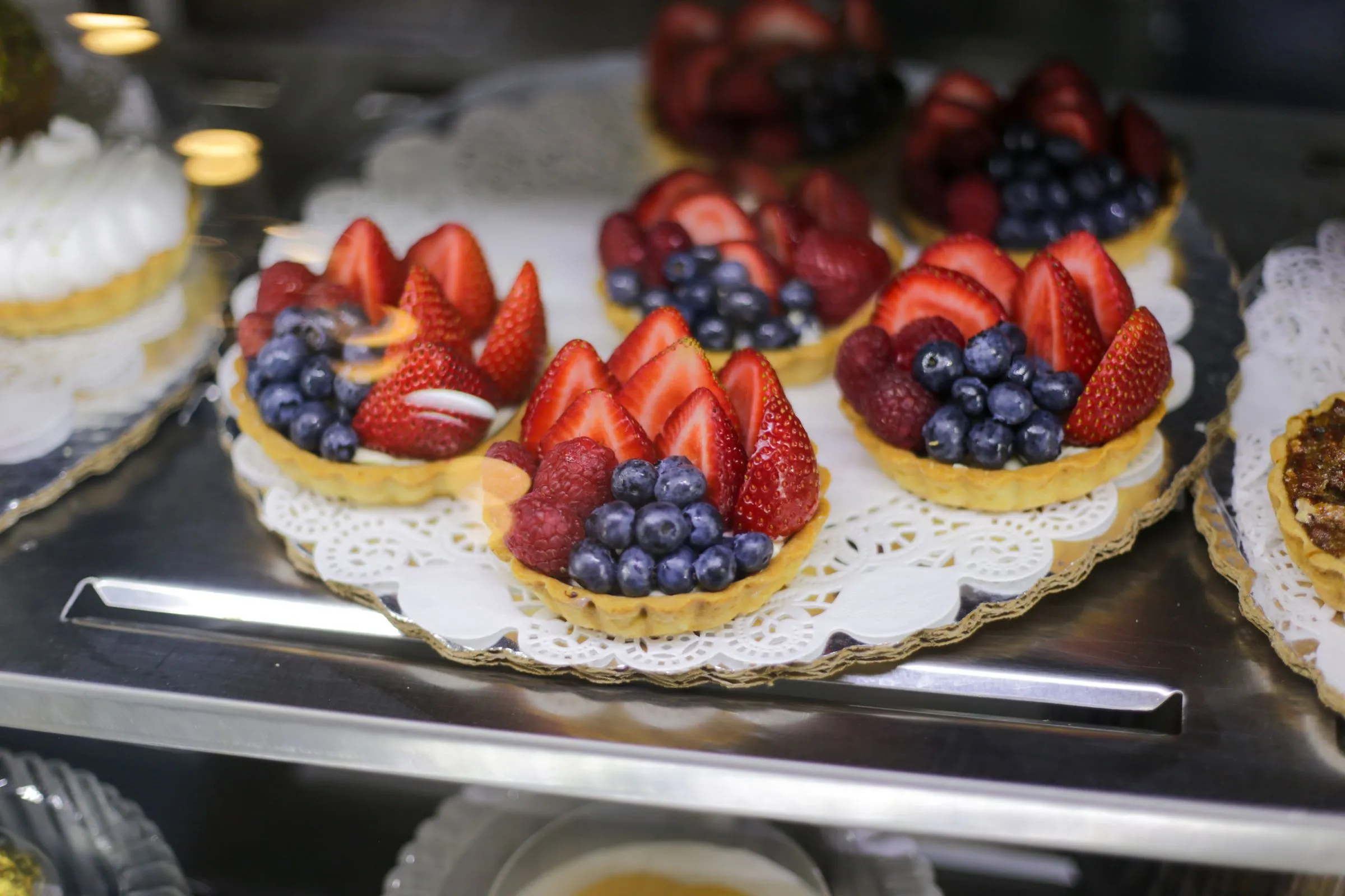 Tartelettes aux fraises et fruits rouges frais