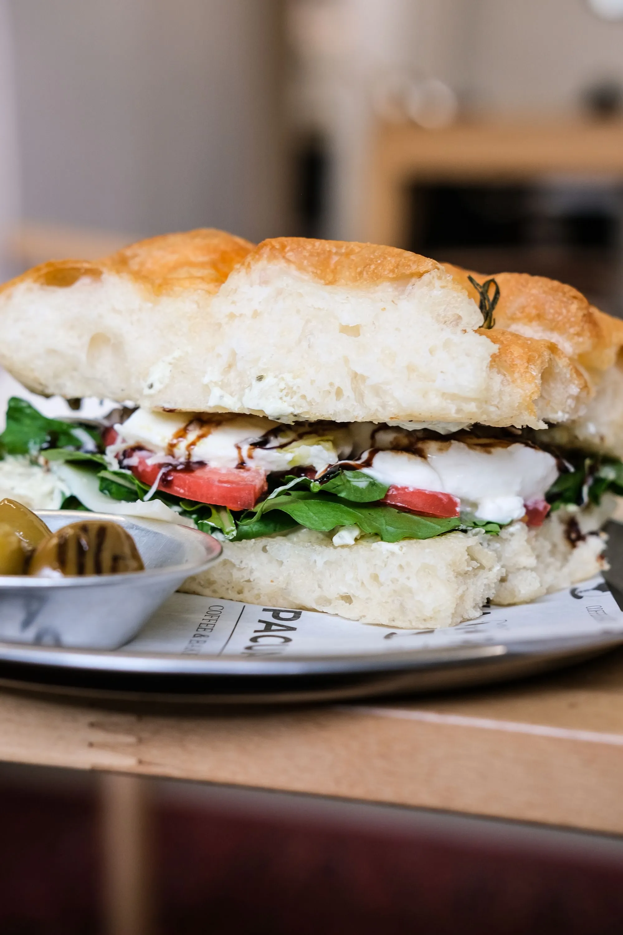 Sandwich garni de légumes frais et de crudités